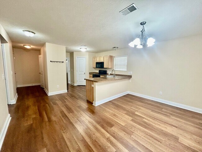 Building Photo - Large 4 Bed, 2.5 bath in Lexington!