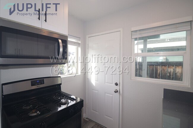 Building Photo - Swift Ave (4233-4239)