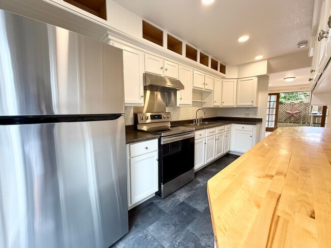 Building Photo - Coastal Living at its Finest (In-Law Suite...