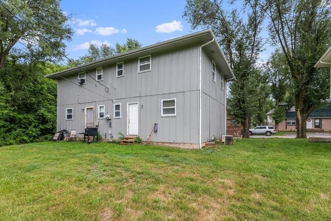 Building Photo - Spacious Belton Duplex with Full Basement—Great Location!