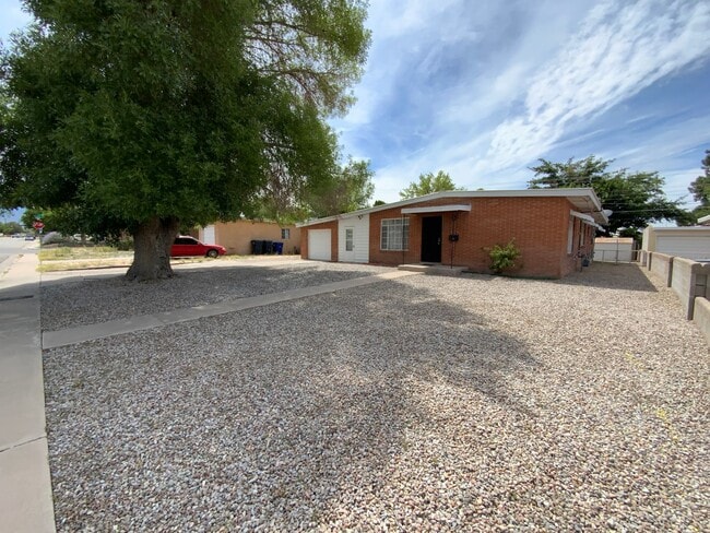 Building Photo - 3 Bedroom Single Story Available Near Coma...