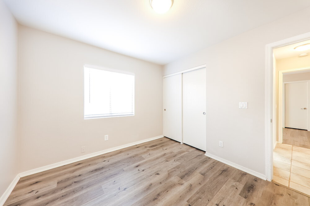 Building Photo - 2214 E Aire Libre Ave