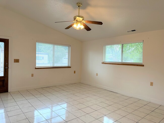 Building Photo - 800 S 3rd W St