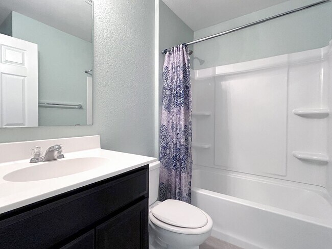 Building Photo - Far West Side 3BR Home with Study, Island Kitchen & Covered Patio