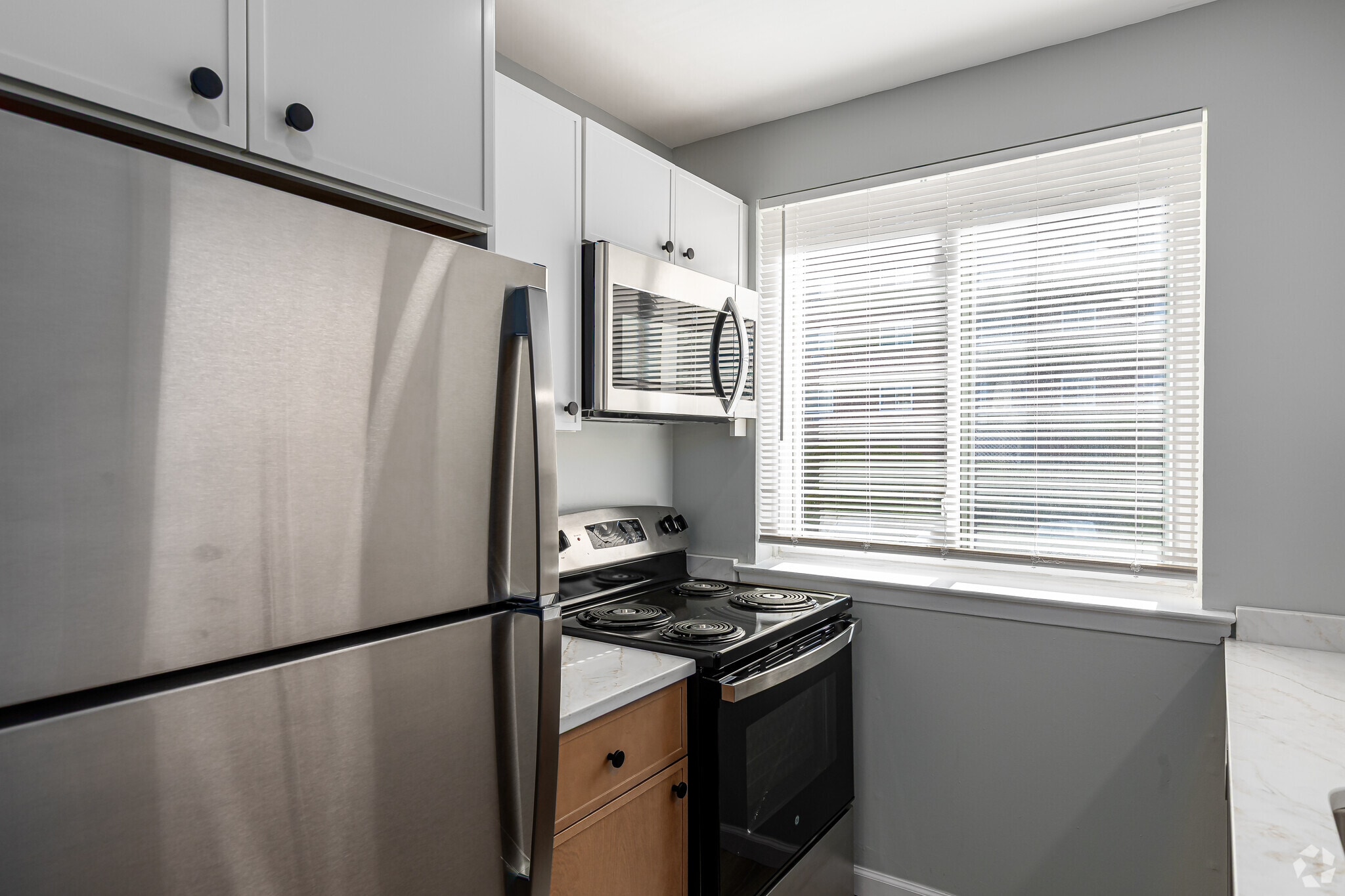 1BR, 1BA - Kitchen - New Country Club Estates