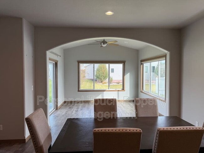 Building Photo - 7352 Eagle Point Dr S