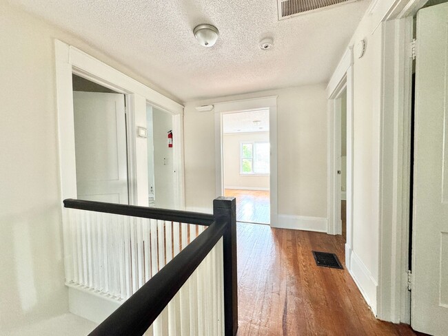 Building Photo - Adorable 2 Bedroom - Upstairs Unit Convenient to Downtown Greensboro & UNCG!
