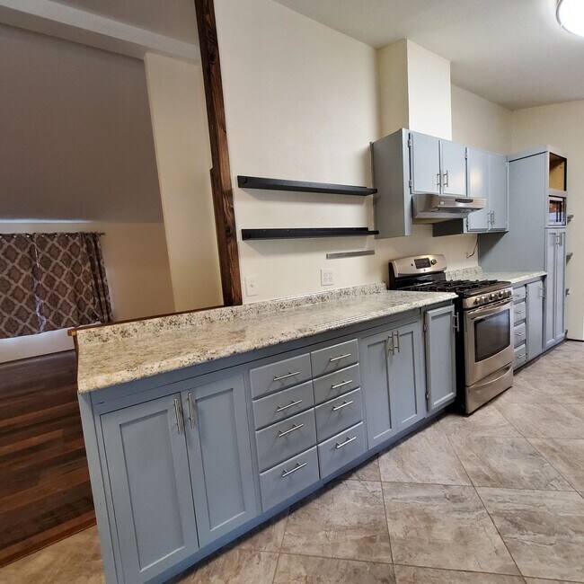 Building Photo - Pet Friendly 4 Bed / 2Bath Home w/ Garage