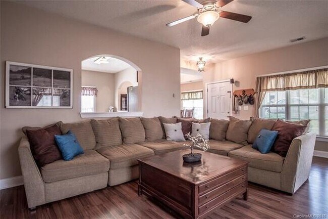 Building Photo - Charming 3 bed 2.5 bath Home in Huntersville!