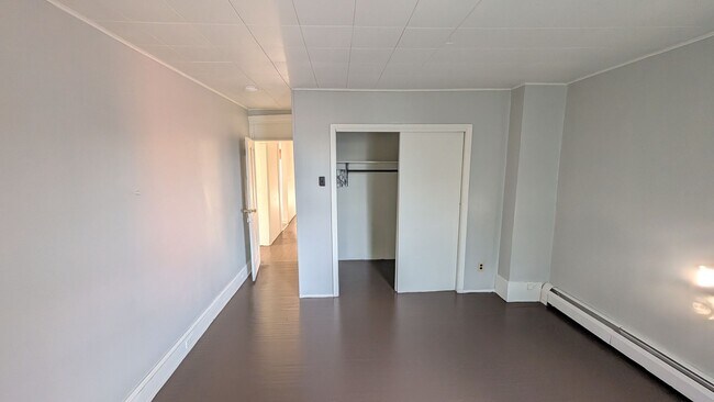 Building Photo - Spacious 3 BR on quiet Columbia street!
