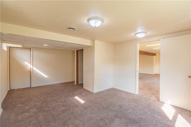 Building Photo - 40 Glenview Dr