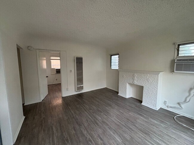 Building Photo - 417 E Elmwood Ave