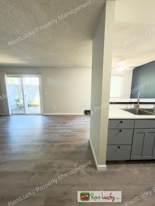 Building Photo - 2 Bed, 1 Bath in Federal Way Available NOW! Utilities Included and Extra Storage~