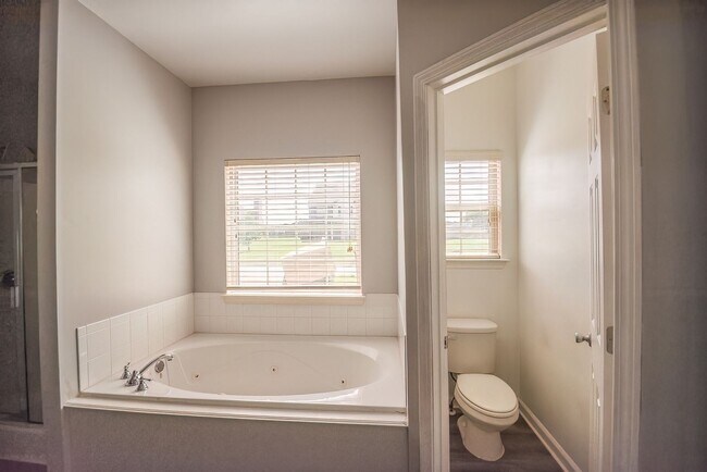 Building Photo - Beautiful home available today!