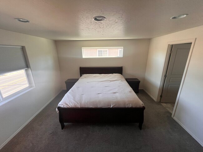 Building Photo - 61489 SE Luna Pl