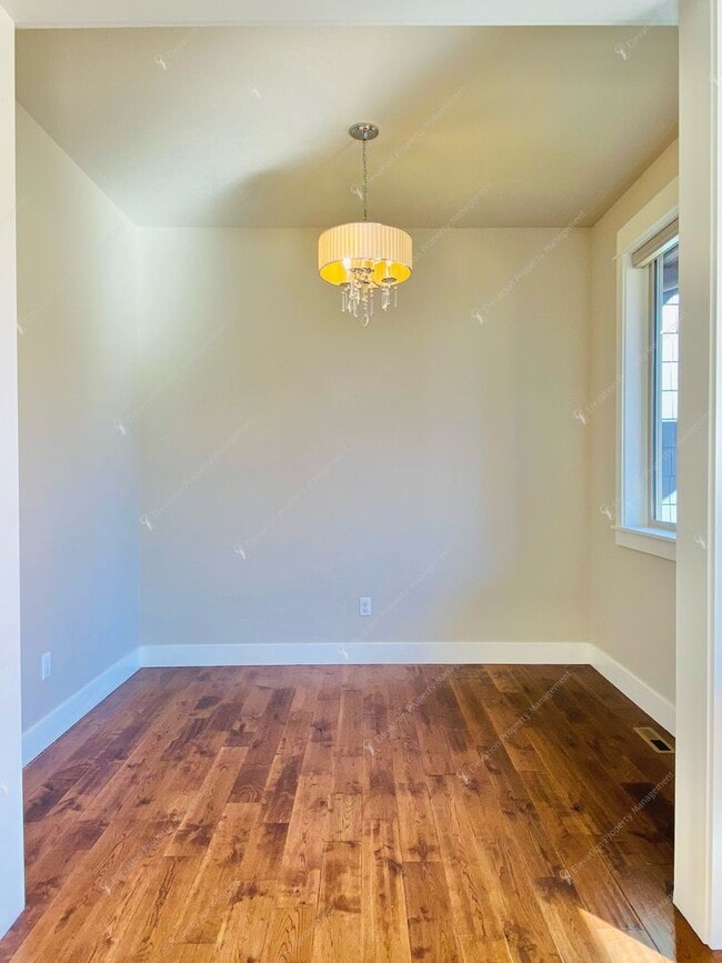 Building Photo - Luxury Single-Level 3BR - 3.5BA Living in Tetherow