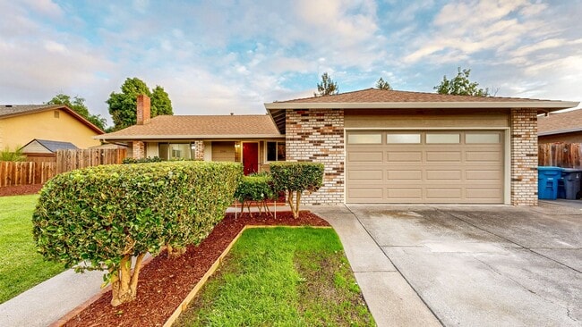 Building Photo - Meticulously Maintained Four Bedroom Singl...