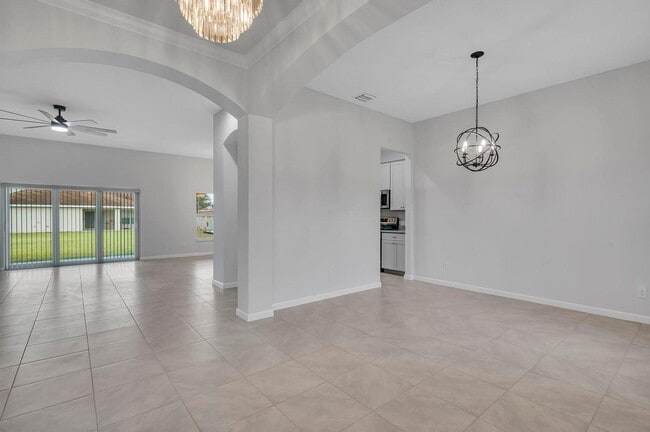 Building Photo - 1445 SW Leisure Ln