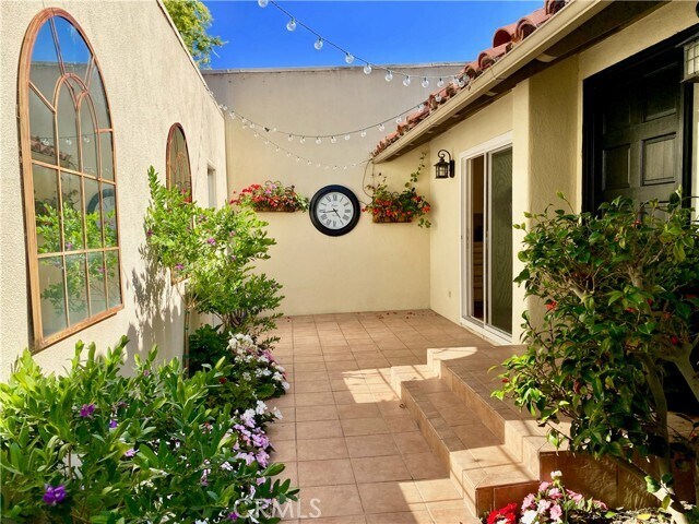 Building Photo - 2211 Vista Hogar