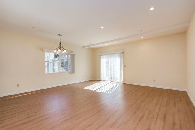 Building Photo - Large 2 Bed/2 Bath San Mateo condo near do...