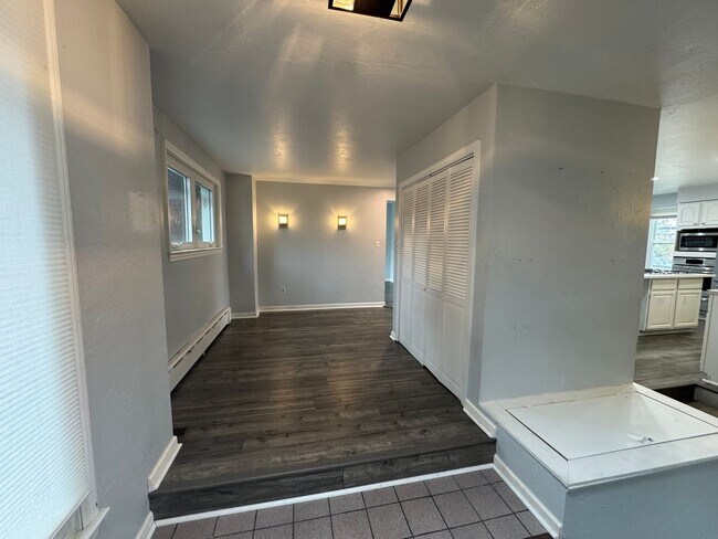 Building Photo - Spacious Private Oasis - 3 Bedroom 2 Bathr...