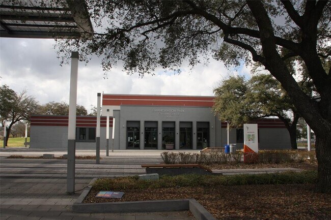 Building Photo - 2422 Hadley St