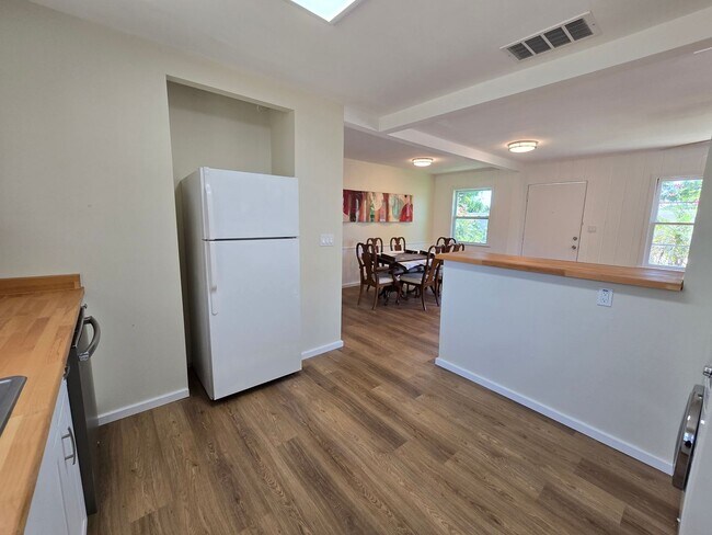 Building Photo - Charming 3 Bed / 2 Bath Annual Rental in S...