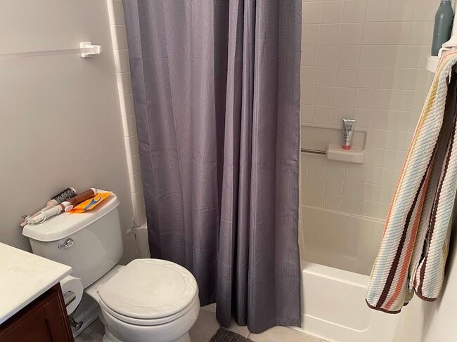 Building Photo - 1040 N Claremont Dr