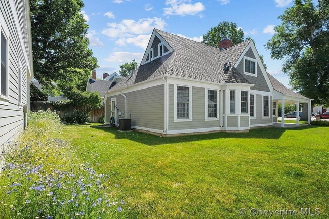 Building Photo - Charming Three Bedroom Home!