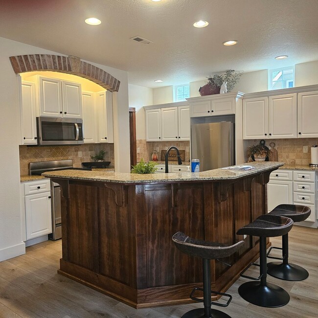 Building Photo - Gorgeous fully furnished home in downtown Eagle!