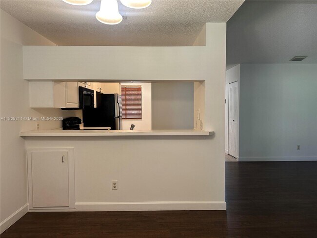 Building Photo - 906 Coral Club Dr