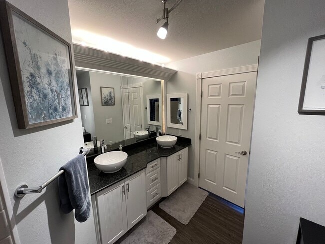 Building Photo - 2 Bed 2 Bath Unfurnished Golf Course Townhouse