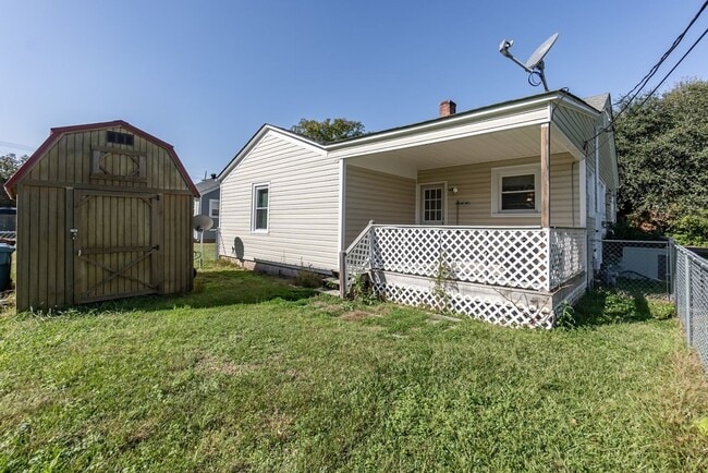 Building Photo - Two Bedroom Home!