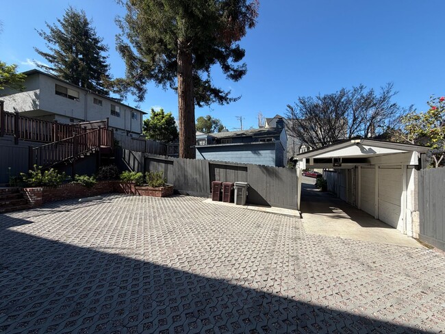 Building Photo - 879 E 28th St