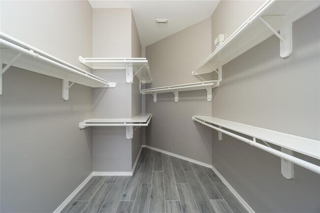 Building Photo - 3622 Englewood Dr