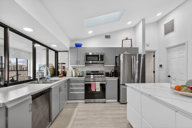 Building Photo - 481 SW Aster Rd