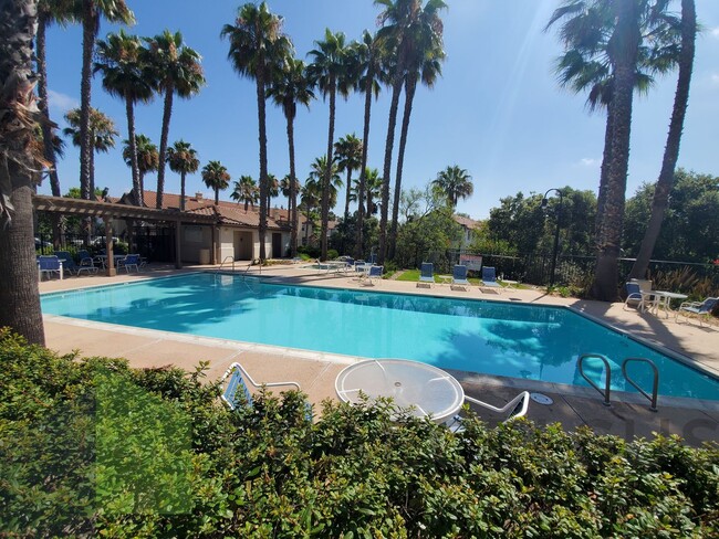 Building Photo - Gorgeous Townhome in Sorrento Valley