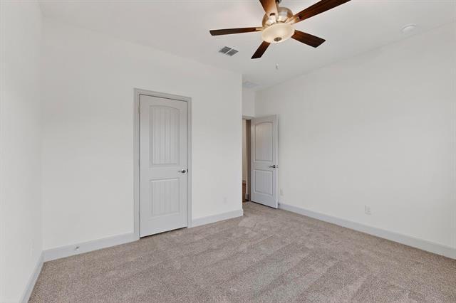 Building Photo - 560 Oak Crk Dr