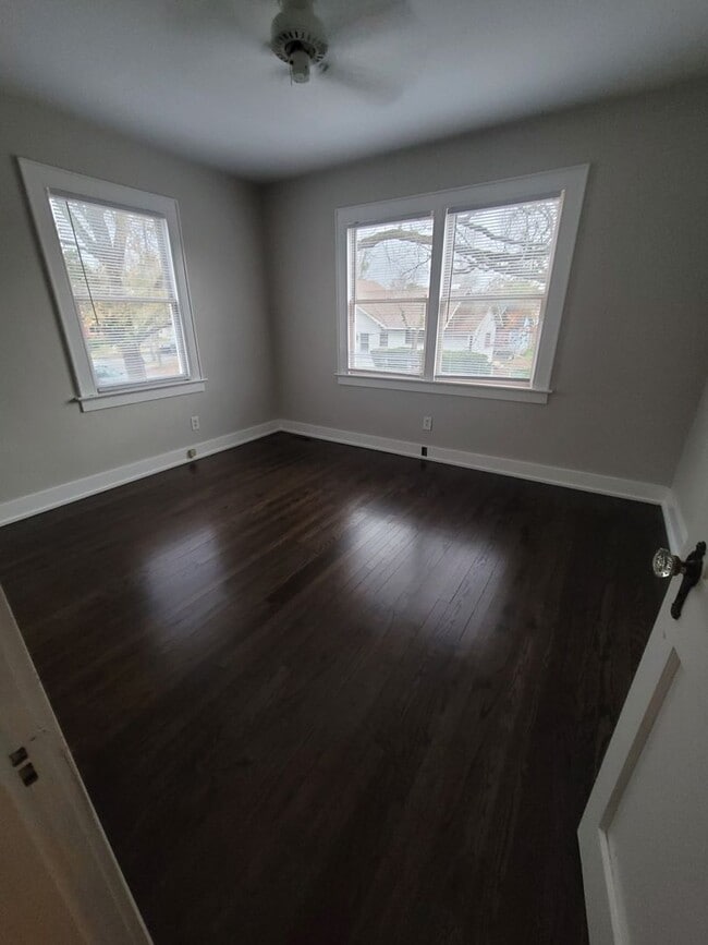 Building Photo - S305-2