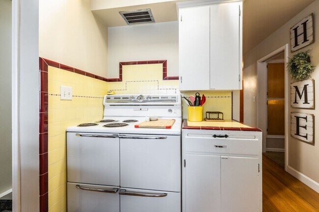 Building Photo - Your Fully Furnished 3 Bed 2 Bath Home Awaits Immediate Move-In!