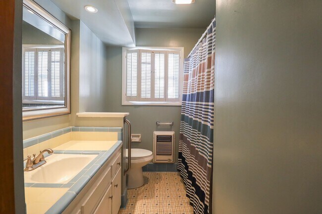 Building Photo - 3 Bed Mid-Town Beaut! Available for Immedi...