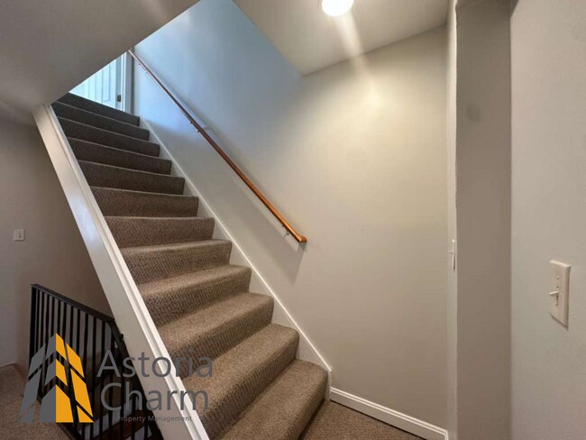 Building Photo - 3 Bedroom Home with Rooftop Views and Modern Finishes