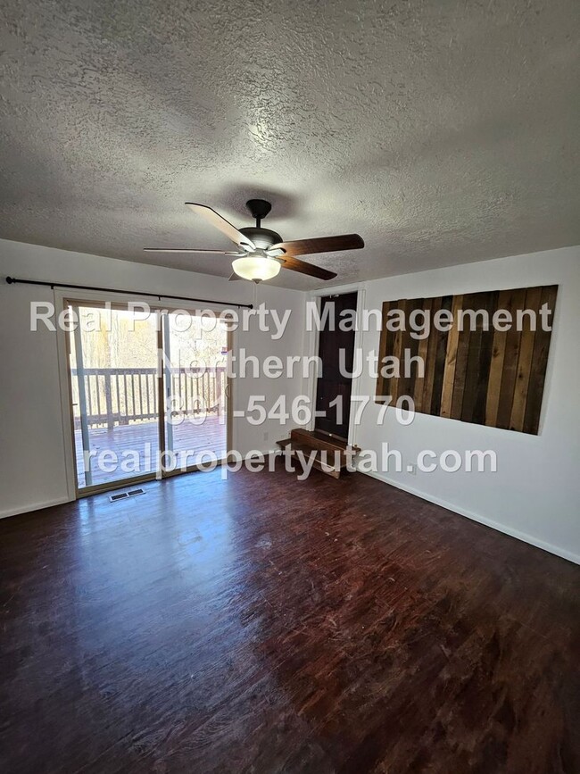 Building Photo - 4 Bedroom 2 Bath Duplex- Main Level Availa...