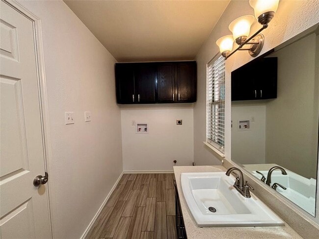Building Photo - 808 Lone Star Dr