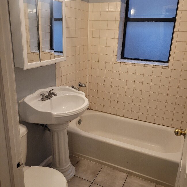 Building Photo - 4915 S Drexel Blvd
