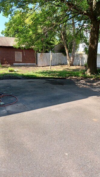 Building Photo - 33 Center St