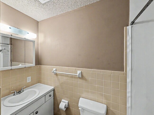 Building Photo - 16 Evesham Ln