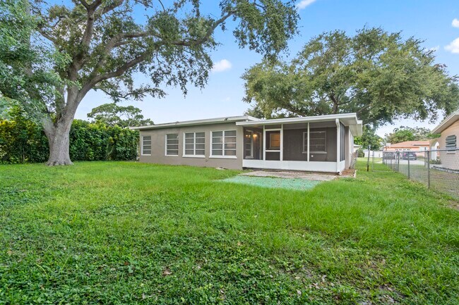Building Photo - 2192 Belmar Dr