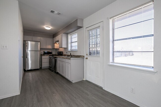 Building Photo - 1341 E 142nd St