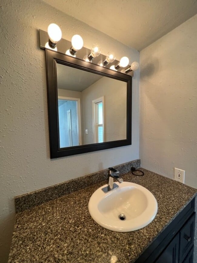 Building Photo - Large 3 Bedroom 2 Bath with Fenced Yard